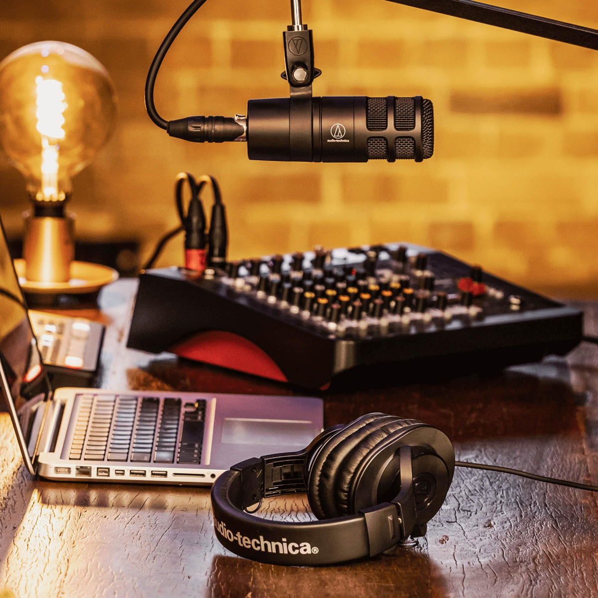 Hypercardioid Dynamic Podcast Microphone Bundle with Pop Filter, Boom Arm, XLR Cable D576466